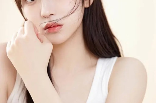 外国网红约中国女孩开房视频被发到网上她却借此热度直播带货
