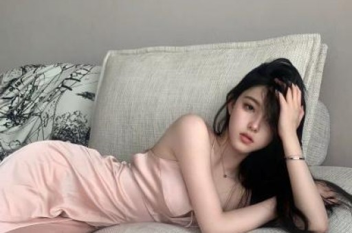 女子当街下跪男子全程玩手机冷淡无视！穿着打扮吸睛网友热议